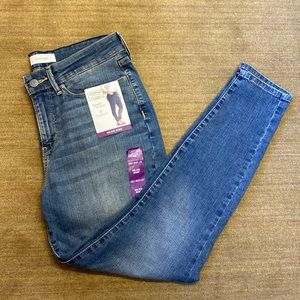 Brand new mid rise Signature by Levi Strauss skinny jeans